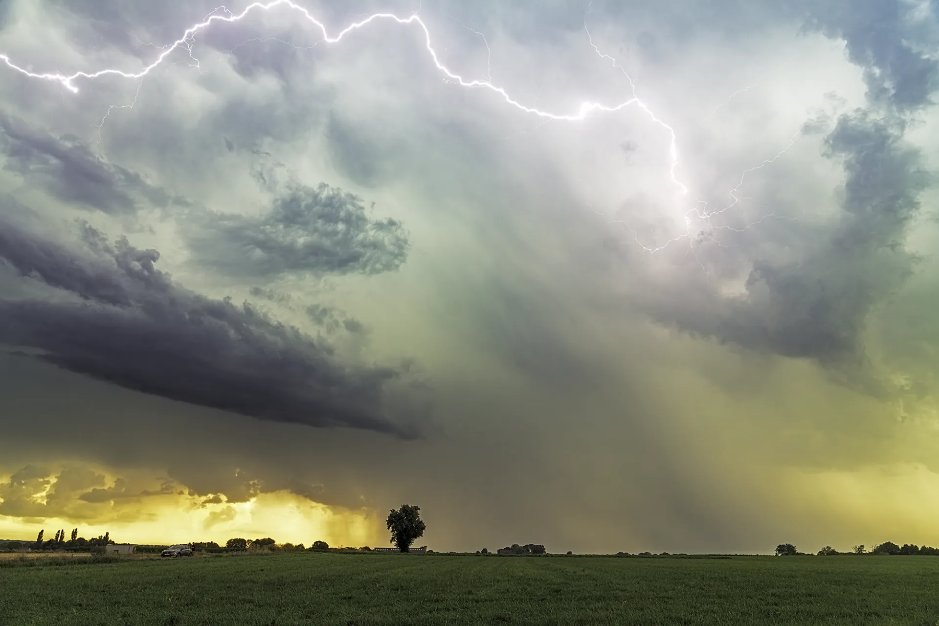 Bliksem met mammatus wolken