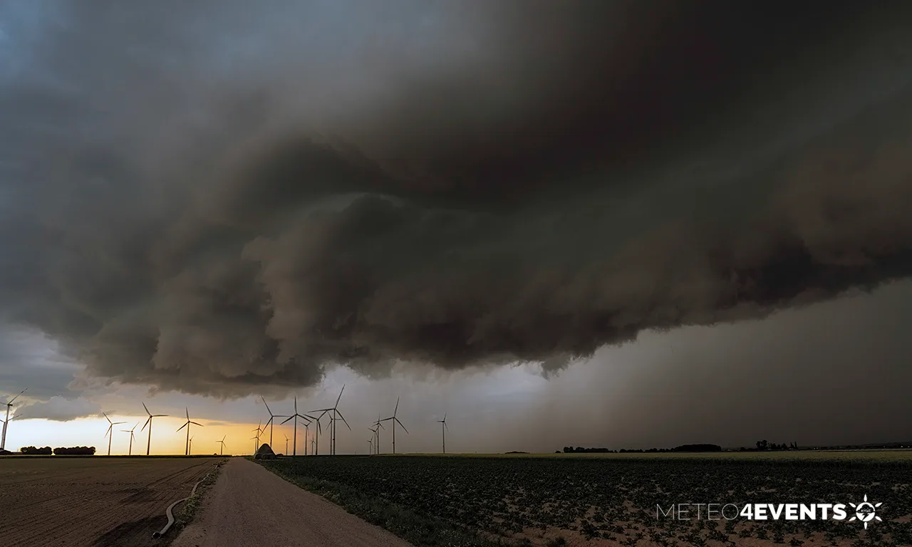 Shelf cloud boven windmolens