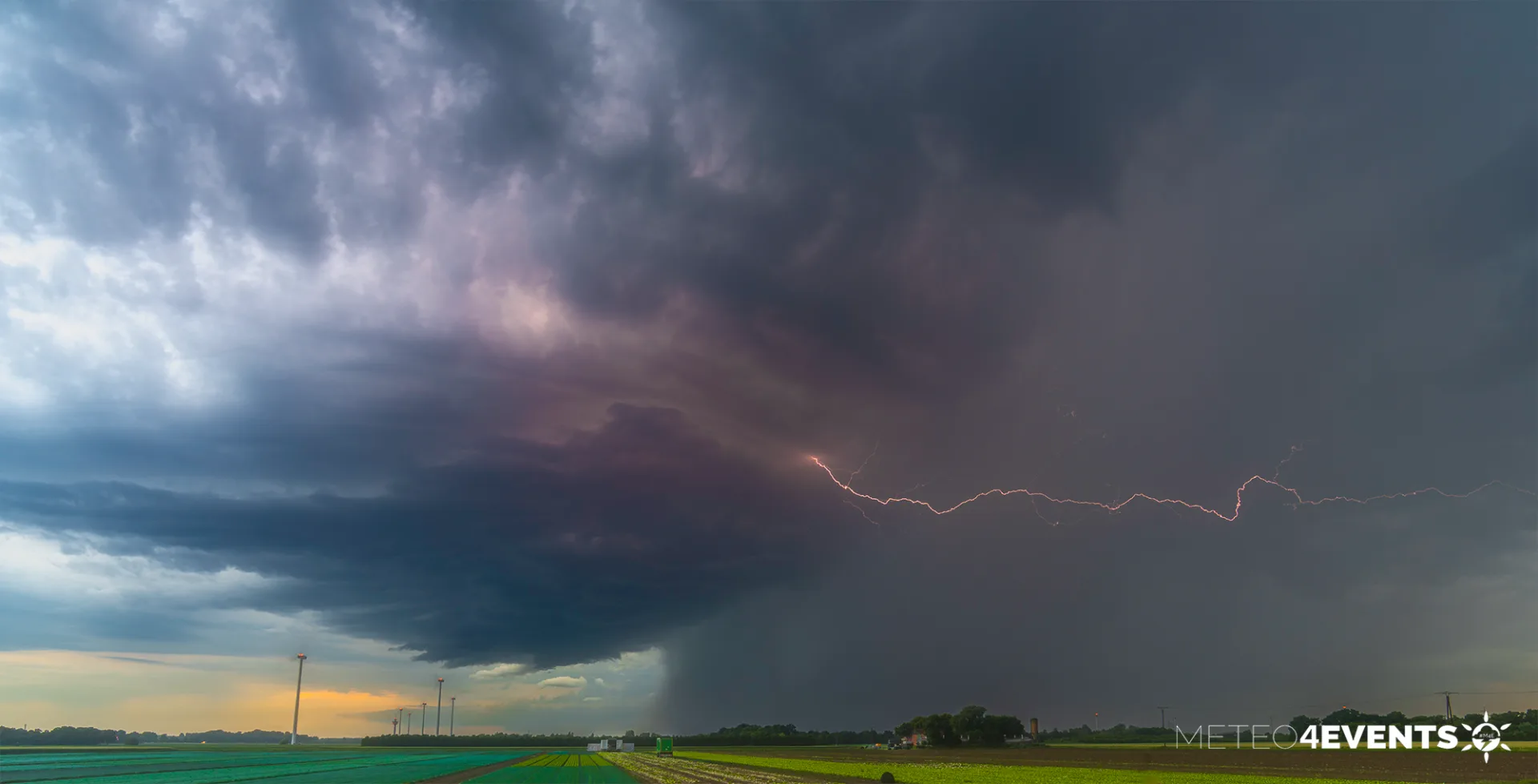 Supercel boven het Europese platteland, gefotografeerd door Maickel Braakman